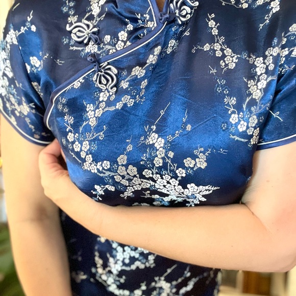 Vintage Silk blue and silver floral cheongsam dress with high neck ribbon button - Picture 2 of 10